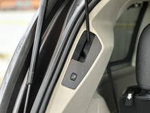 Load image into Gallery viewer, 2015 Chrysler Town and Country Touring L