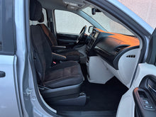 Load image into Gallery viewer, 2019 Dodge Grand Caravan SE