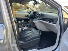 Load image into Gallery viewer, 2017 Chrysler Pacifica Touring L