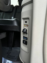 Load image into Gallery viewer, 2015 Chrysler Town and Country Touring L
