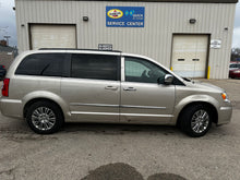 Load image into Gallery viewer, 2014 Chrysler Town and Country Touring L