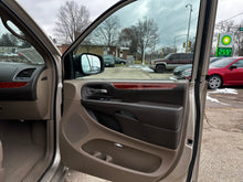 Load image into Gallery viewer, 2014 Chrysler Town and Country Touring L