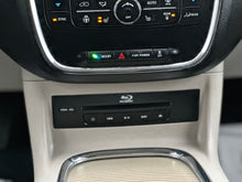 Load image into Gallery viewer, 2015 Chrysler Town and Country Touring L