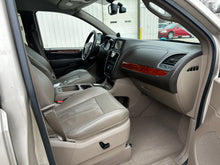 Load image into Gallery viewer, 2014 Chrysler Town and Country Touring L