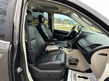 Load image into Gallery viewer, 2015 Chrysler Town and Country Touring L
