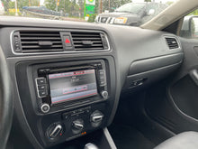 Load image into Gallery viewer, 2012 Volkswagen Jetta SE