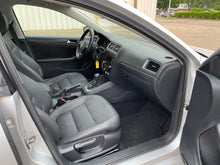 Load image into Gallery viewer, 2012 Volkswagen Jetta SE