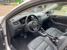 Load image into Gallery viewer, 2012 Volkswagen Jetta SE