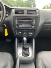 Load image into Gallery viewer, 2012 Volkswagen Jetta SE