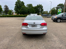 Load image into Gallery viewer, 2012 Volkswagen Jetta SE