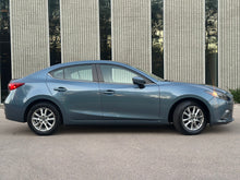 Load image into Gallery viewer, 2016 Mazda Mazda 3i
