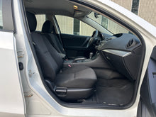 Load image into Gallery viewer, 2013 Mazda Mazda 3i Skyactive
