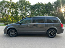 Load image into Gallery viewer, 2016 Dodge Grand Caravan SXT
