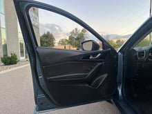 Load image into Gallery viewer, 2016 Mazda Mazda 3i
