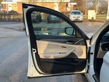 Load image into Gallery viewer, 2017 BMW 540 x-drive
