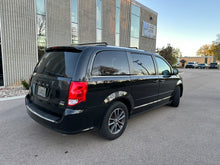 Load image into Gallery viewer, 2017 Dodge Grand Caravan SXT
