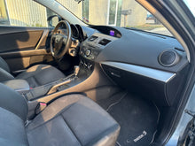 Load image into Gallery viewer, 2013 Mazda Mazda 3i Skyactive
