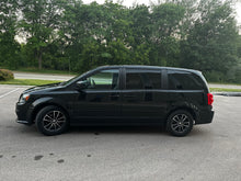 Load image into Gallery viewer, 2015 Dodge Grand Caravan SXT
