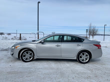 Load image into Gallery viewer, 2013 Nissan Altima 3.5 SV
