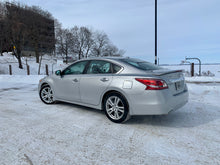 Load image into Gallery viewer, 2013 Nissan Altima 3.5 SV
