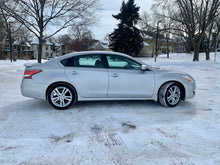 Load image into Gallery viewer, 2013 Nissan Altima 3.5 SV
