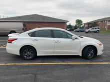 Load image into Gallery viewer, 2015 Nissan Altima
