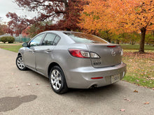 Load image into Gallery viewer, 2013 Mazda Mazda3i
