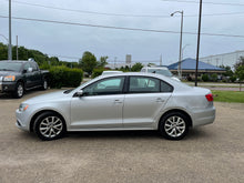 Load image into Gallery viewer, 2012 Volkswagen Jetta SE
