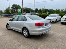 Load image into Gallery viewer, 2012 Volkswagen Jetta SE
