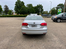 Load image into Gallery viewer, 2012 Volkswagen Jetta SE
