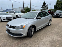 Load image into Gallery viewer, 2012 Volkswagen Jetta SE
